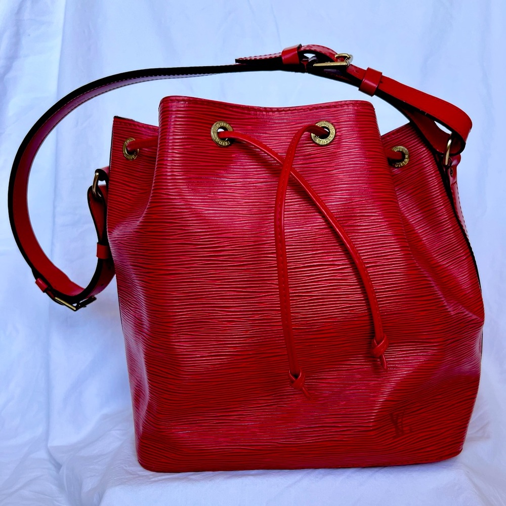 LOUIS VUITTON Petit Noe Drawstring Shoulder Bag Epi Leather Castilian Red